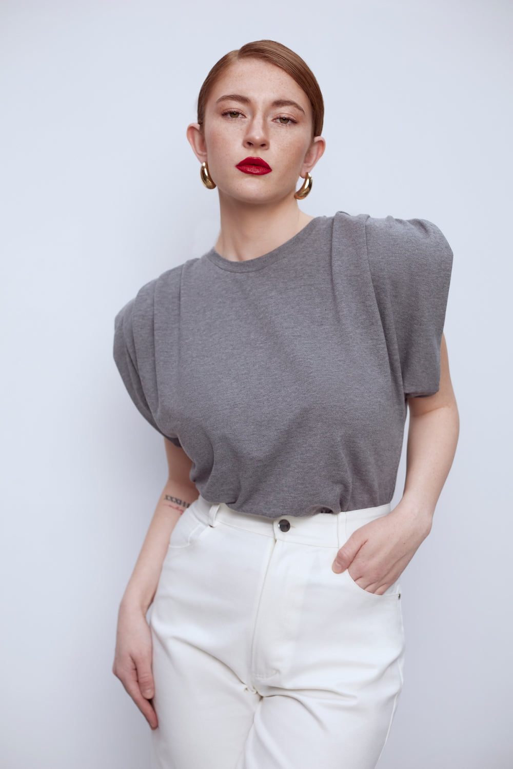 Памучна дамска тениска в сив цвят с подплънки с набор за обемни рамене от 100% памук на българската модна марка теадореп
