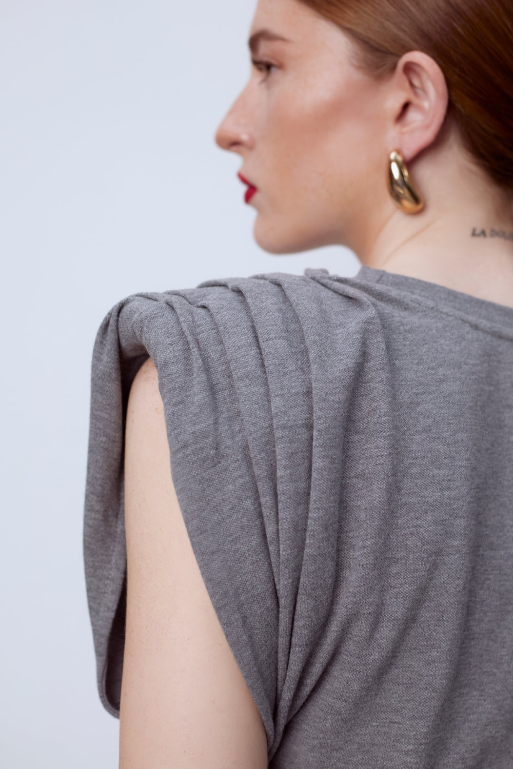 Памучна дамска тениска в сив цвят с подплънки с набор за обемни рамене от 100% памук на българската модна марка теадореп