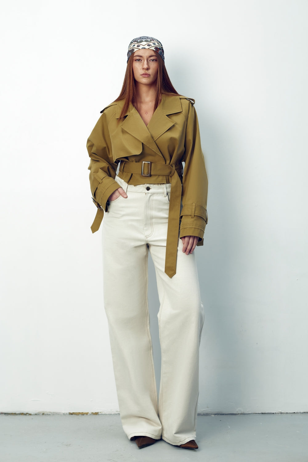 Дамски къс тренчкот от бежов водоотблъскващ габардин памук с модерна кройка от теадореп