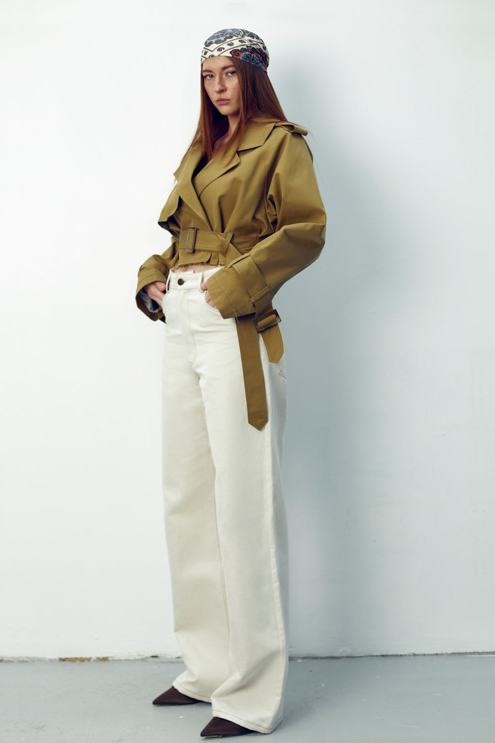 Дамски къс тренчкот от бежов водоотблъскващ габардин памук с модерна кройка от теадореп