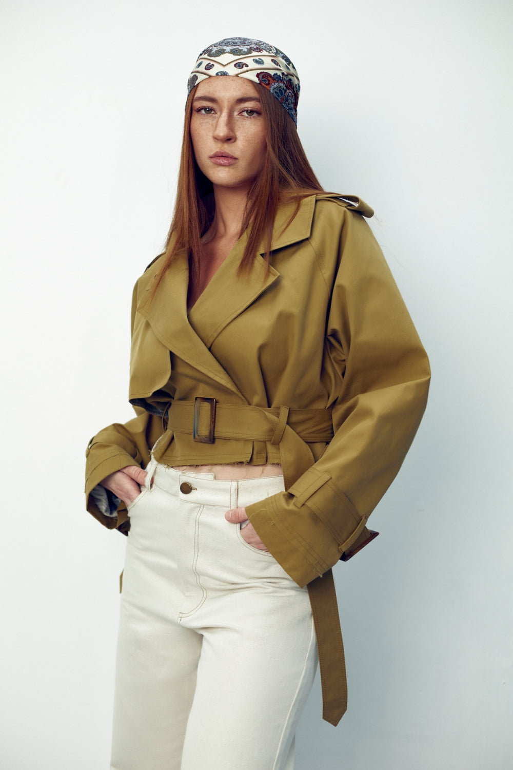 Дамски къс тренчкот от бежов водоотблъскващ габардин памук с модерна кройка от теадореп