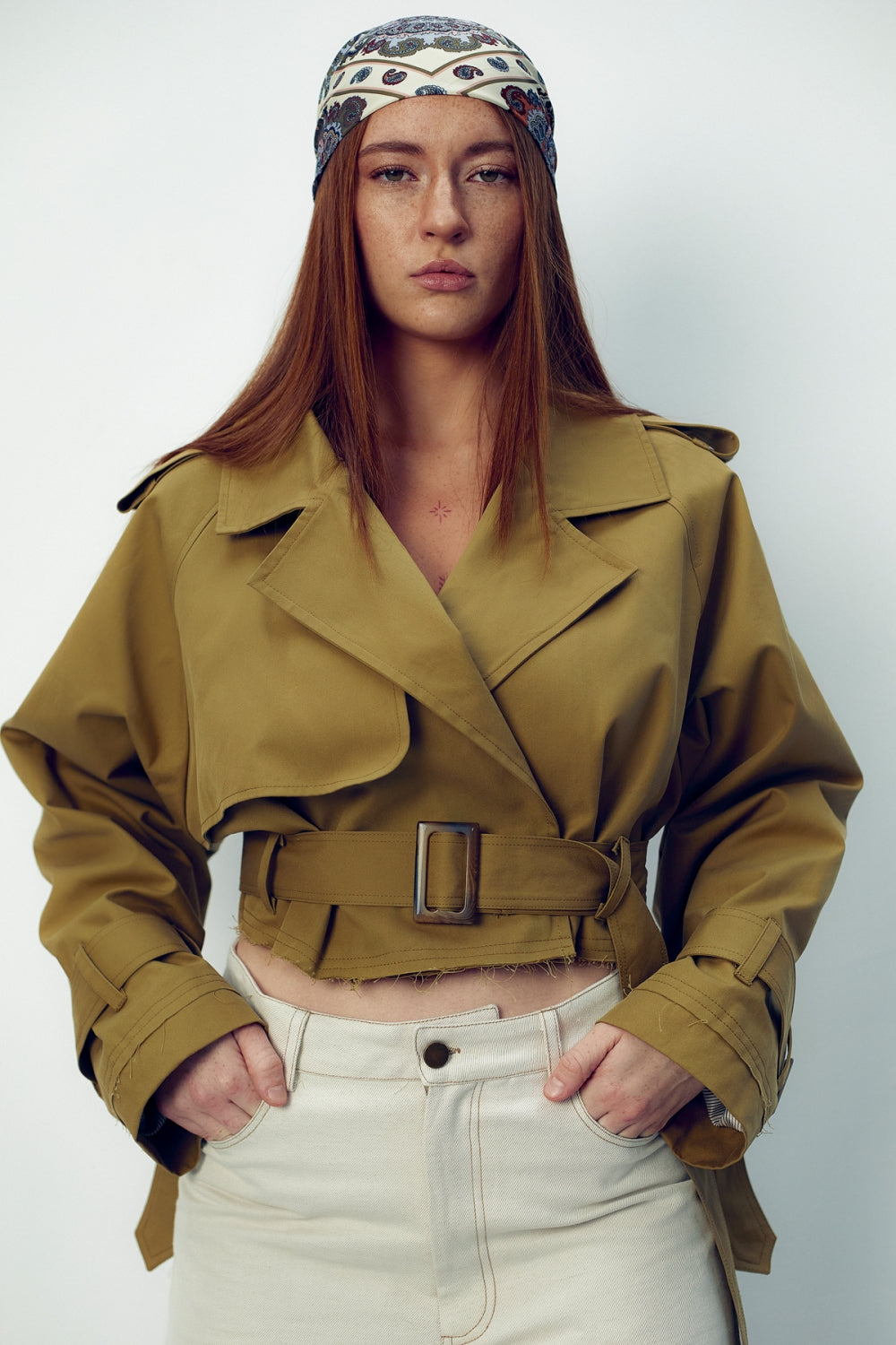 Дамски къс тренчкот от бежов водоотблъскващ габардин памук с модерна кройка от теадореп