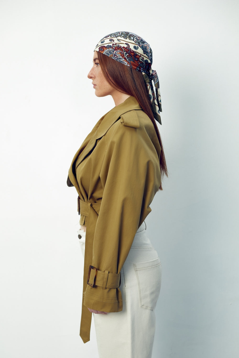 Дамски къс тренчкот от бежов водоотблъскващ габардин памук с модерна кройка от теадореп