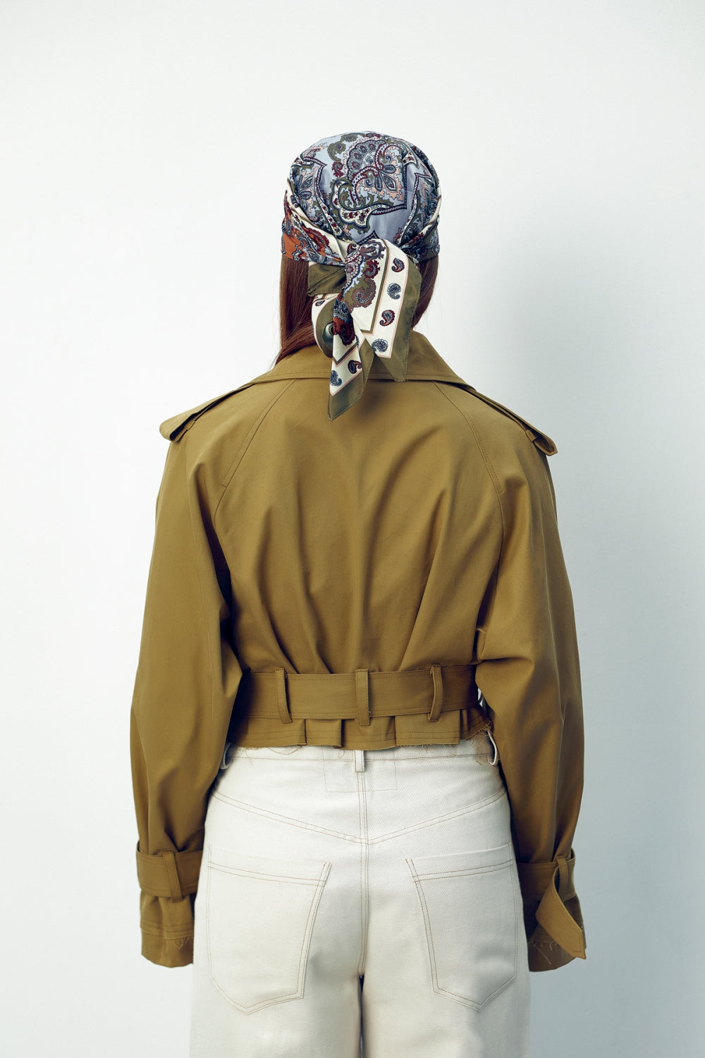 Дамски къс тренчкот от бежов водоотблъскващ габардин памук с модерна кройка от теадореп