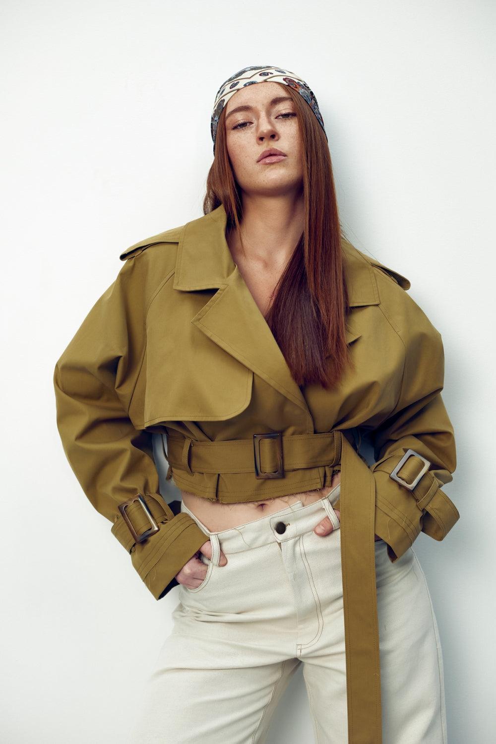 Дамски къс тренчкот от бежов водоотблъскващ габардин памук с модерна кройка от теадореп