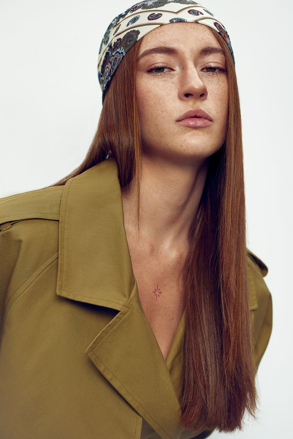 Дамски къс тренчкот от бежов водоотблъскващ габардин памук с модерна кройка от теадореп