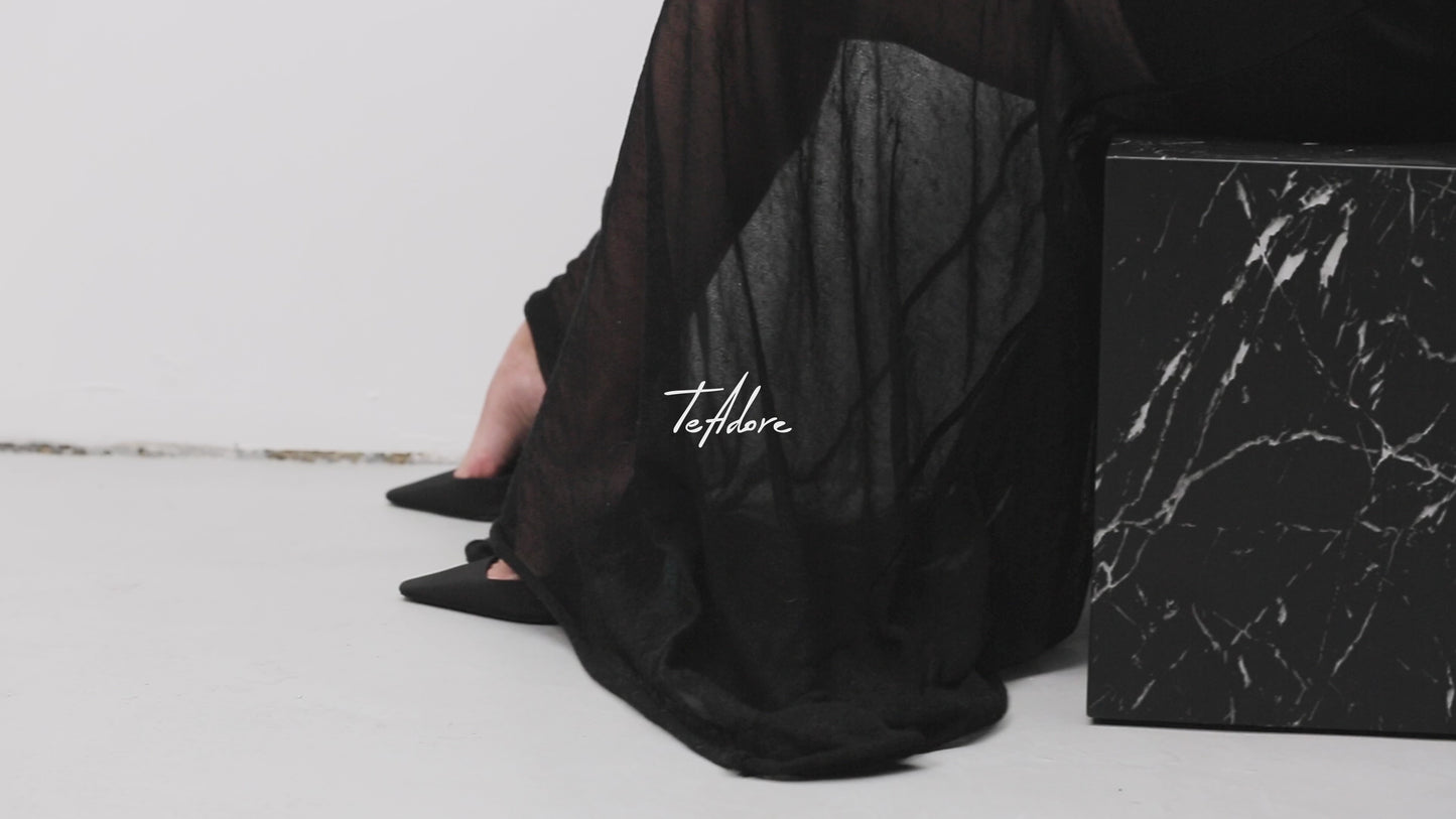 Дамска черна дълга вечерна рокля с прозрачна пола и без ръкави, изработена от фино луксозна плетиво от teadore