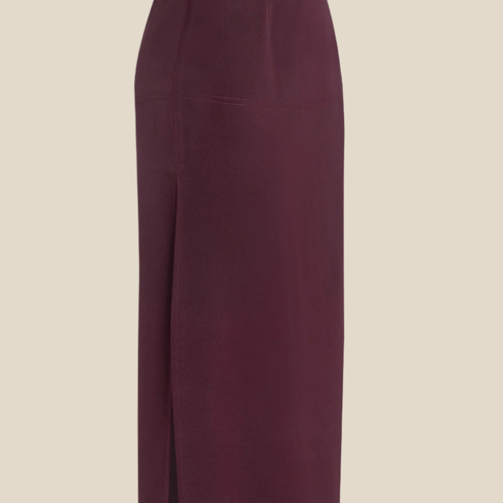 
                  
                    Дамска пола със средна дължина в бордо цвят с цепки отстрани от теадоре
                  
                