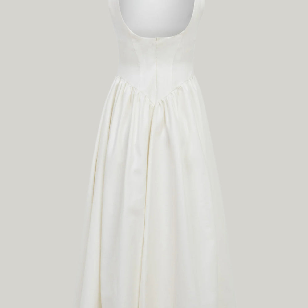 Елегантна дамска бял адълга рокля с набори отстрани от българския моден бранд teadore