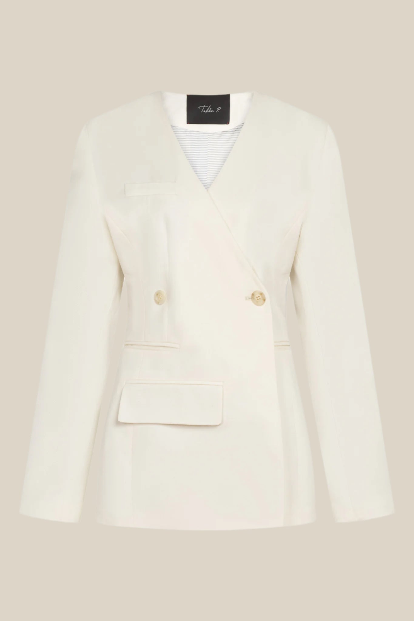 Бяло дамско сако о дънкови бял памучен плат с деконструирана кройка, странично закопчаване и джоб отпред от теадоре