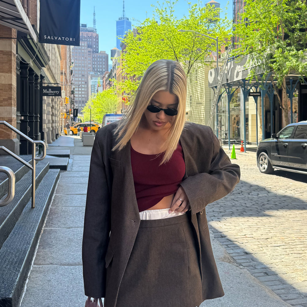 
                  
                    Къса дамска пола и деконструирано сако от дънкова плат от teadore
                  
                