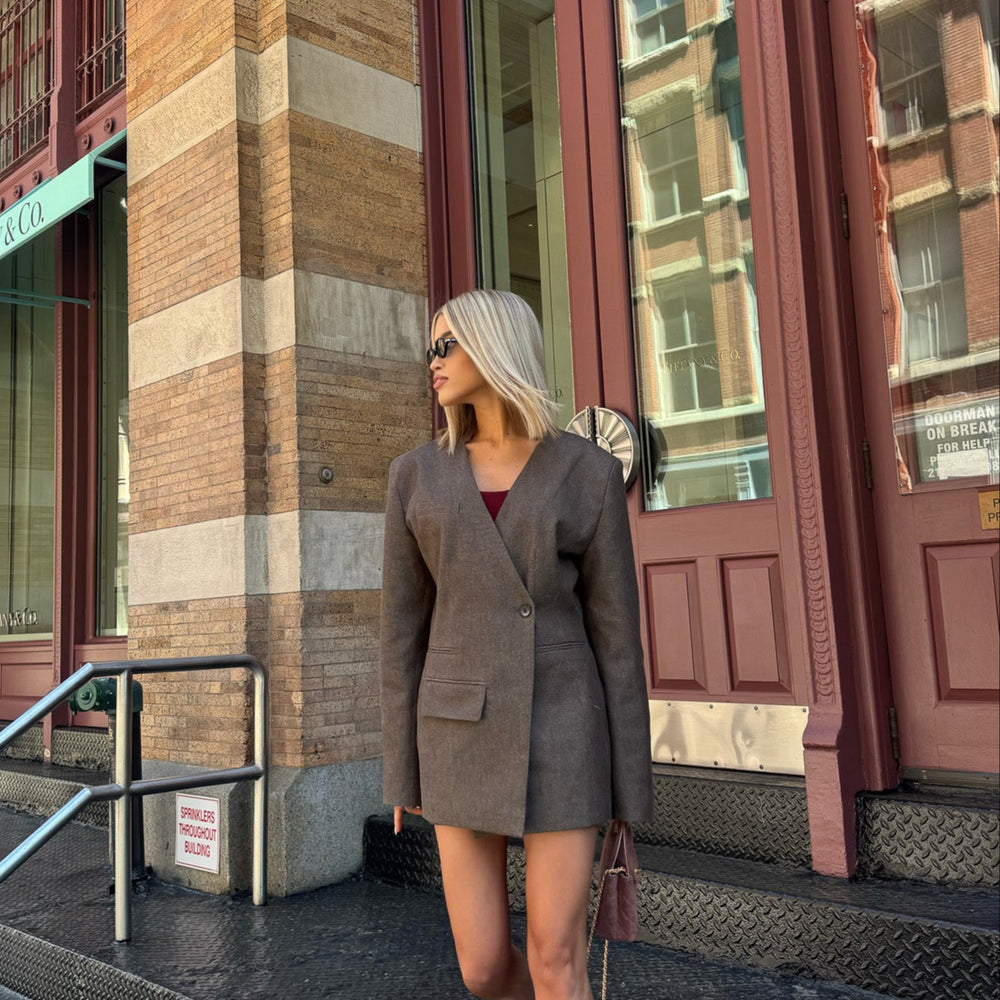 Къса дамска пола и деконструирано дамско сако с двоб отпред от дънкова плат от teadore