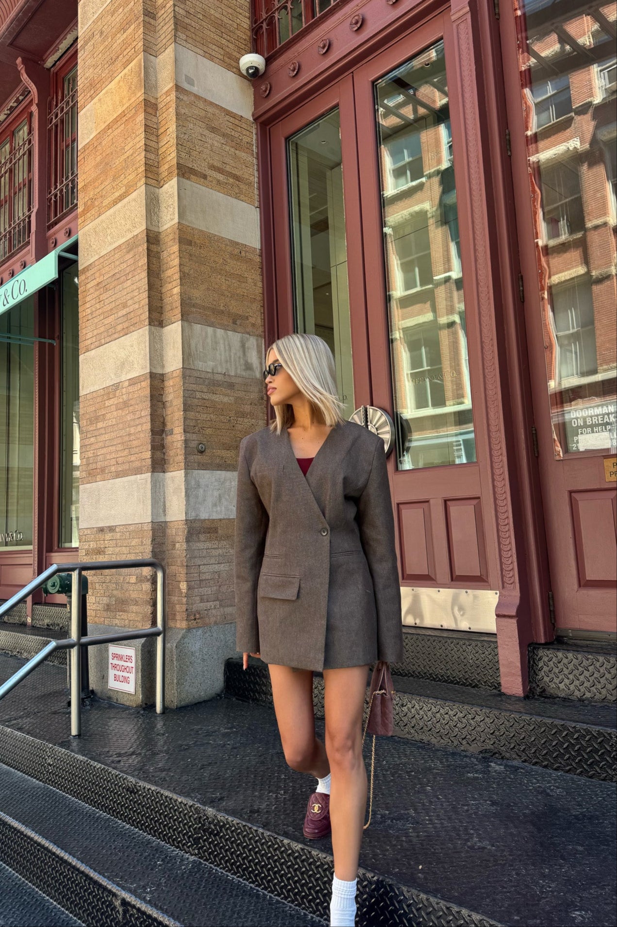 Къса дамска пола и деконструирано дамско сако с двоб отпред от дънкова плат от teadore