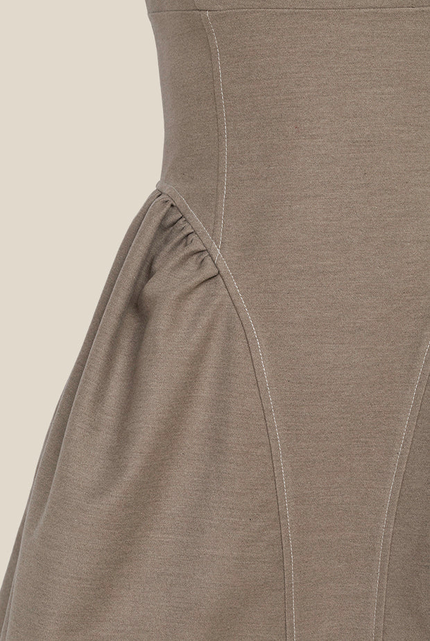 
                  
                    къса дамска лятна рокля с набори отстрани, оформяща бюста горна част, дебели презрамки и бели шевове в кафяво-бежов нюанс от teadore
                  
                