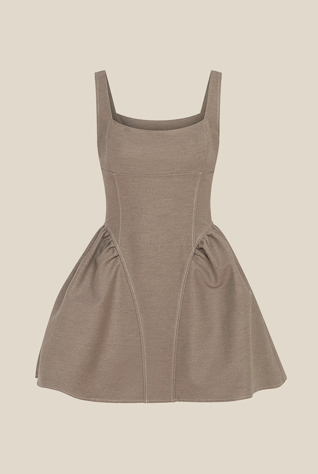 къса дамска лятна рокля с набори отстрани, оформяща бюста горна част, дебели презрамки и бели шевове в кафяво-бежов нюанс от teadore