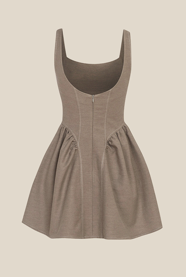 къса дамска лятна рокля с набори отстрани, оформяща бюста горна част, дебели презрамки и бели шевове в кафяво-бежов нюанс от teadore