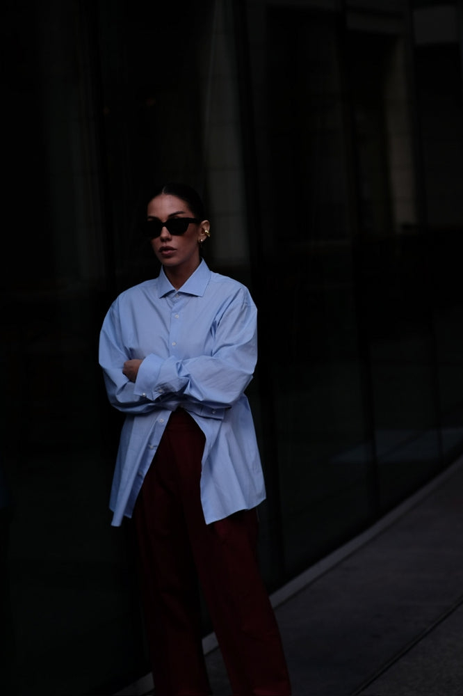 Oversized дамска риза в светло синьо с перли на маншетите от българския моден бранд teadorep