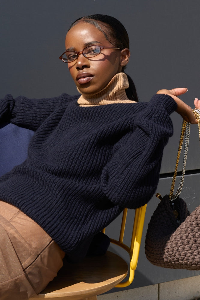 Модерен дамски пуловер в тъмно син цвят с яка в бежово от българския моден бранд теадореп