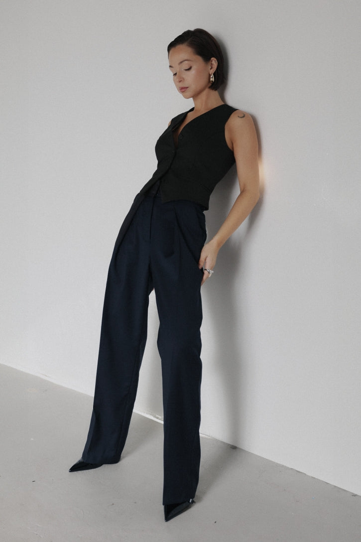 Модерен дамски панталон в тъмно син цвят от българския моден бранд теадореп