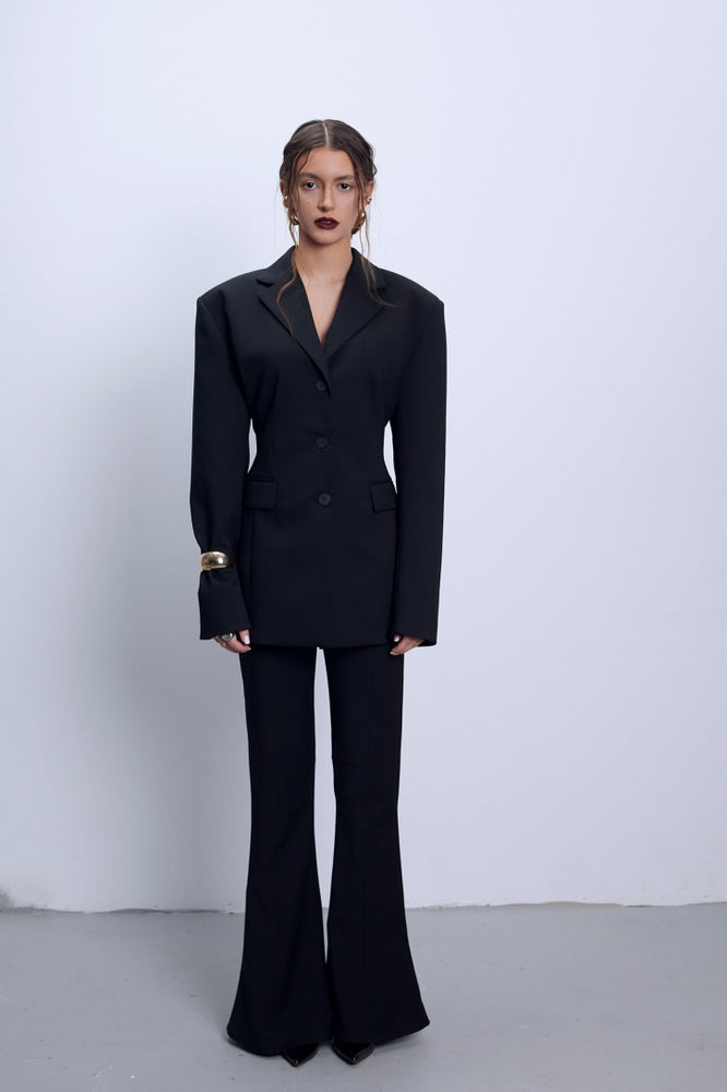 извайващ фигурата черен дамски панталон от вълна в черно от българския моден бранд теадореп