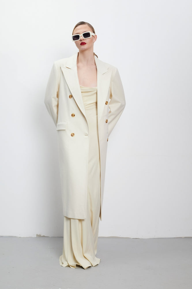 Двуредно палто от вълна и алпака в млечно бяло с класическа кройка на българския моден дизайнер ТеАдоре П