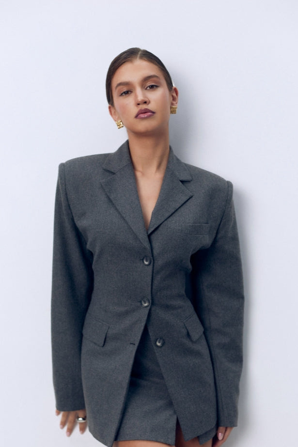 Най-модерното дамско сако изработено от кашмир в сив цвят с тясна талия и широки рамене за перфектна фигура от българския моден бранд теадореп