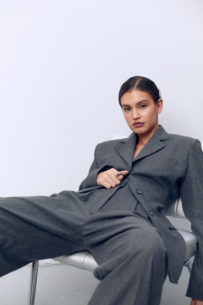 
                  
                    дамски широк панталон от100% кашмир в сив цвят на българската модна марка теадореп
                  
                