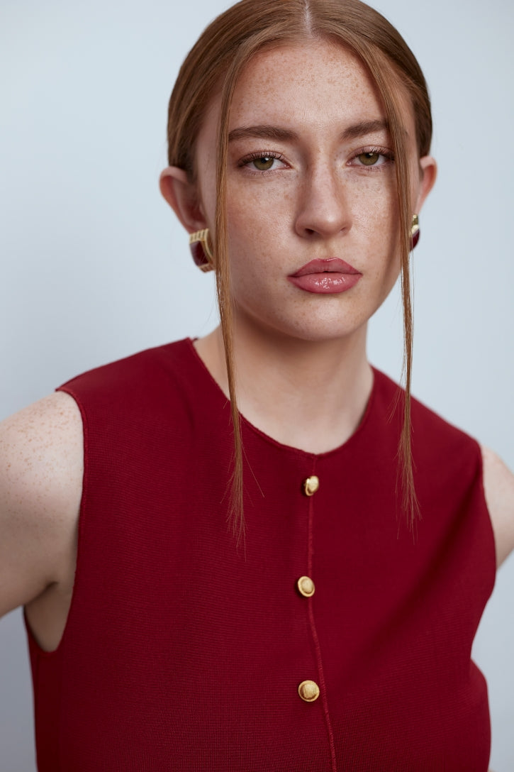 Дамски червена жилетка без ръкави със красиви златни копчета от българската модна марка теадореп