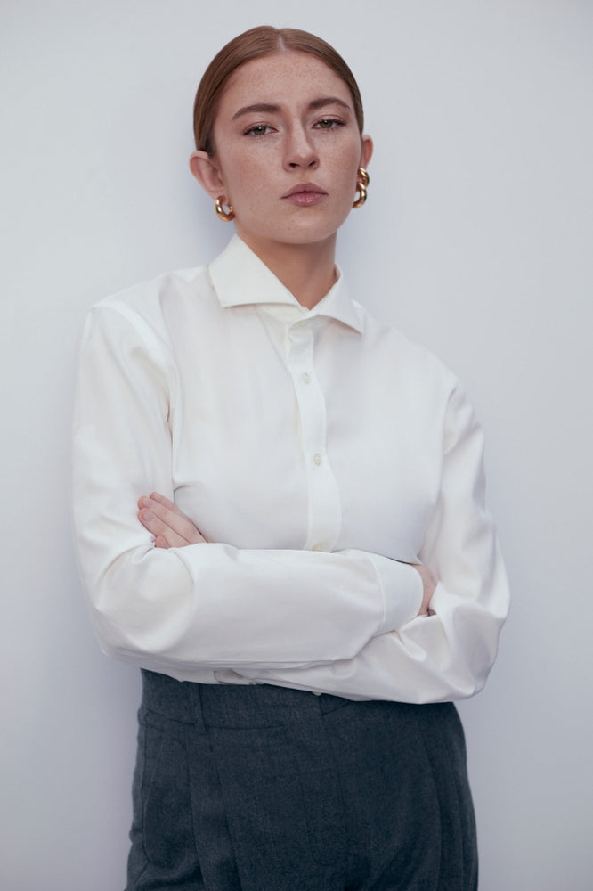 Класическа но и модерна дамска бяла дълга риза от българската модна марка теадореп