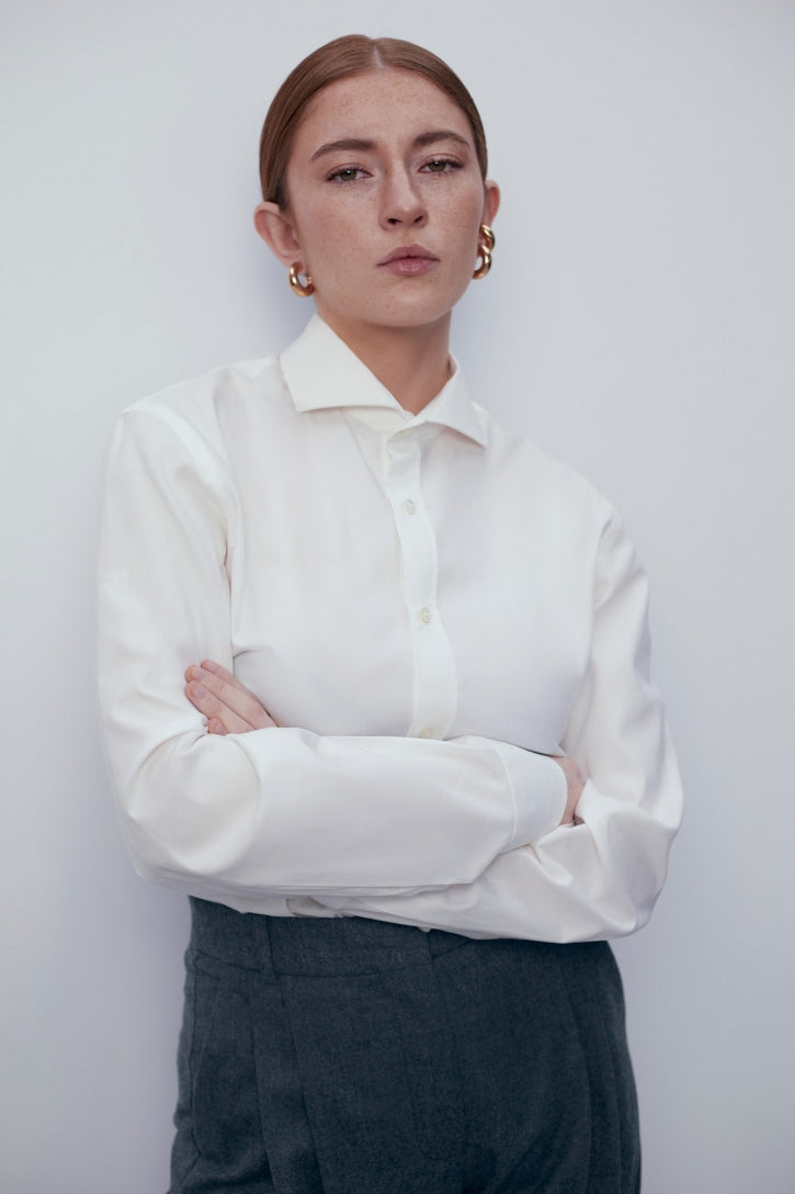 Класическа но и модерна дамска бяла дълга риза от българската модна марка теадореп