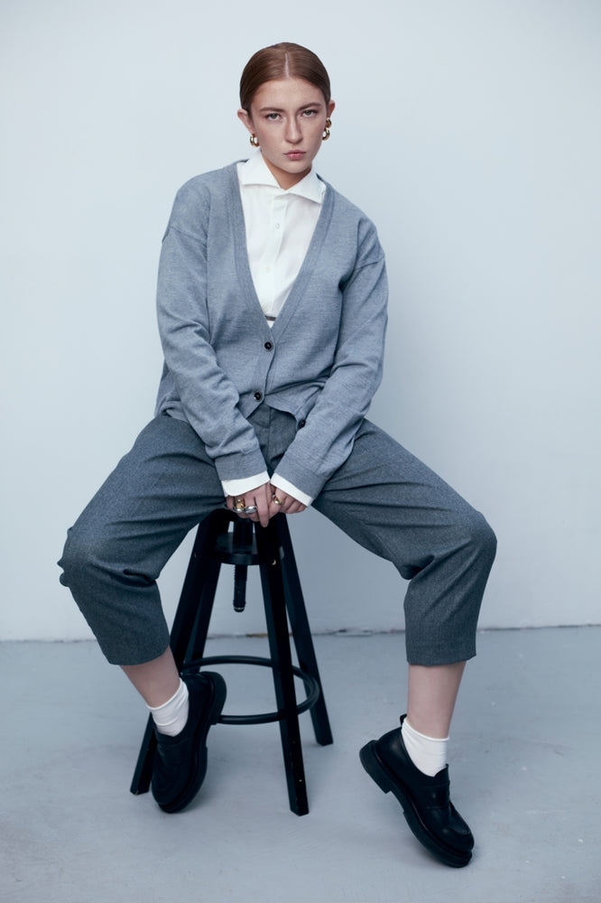 Сива дамска отворена жилетка с обемен силует от памук и жълна от българската модна марка теадореп