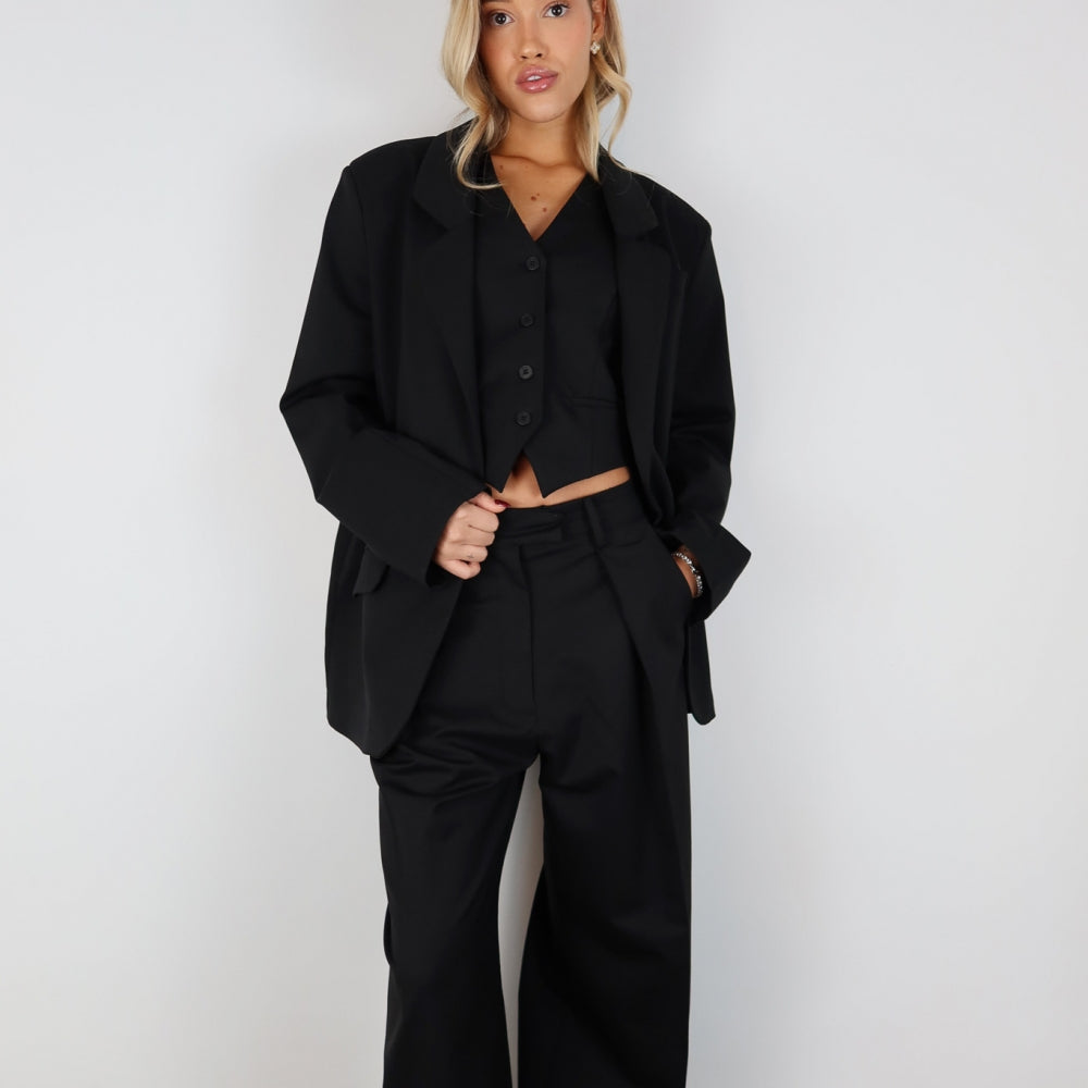 
                  
                    Луксозен панталон от висококачествена вълна в сиво на българската модна марка TeAdore P.
                  
                