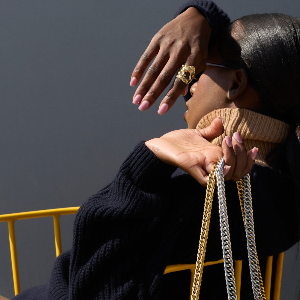 
                  
                    Дамски пуловер в модерния за сезона тъмно син цвят с акцентна бежова яка теадореп
                  
                