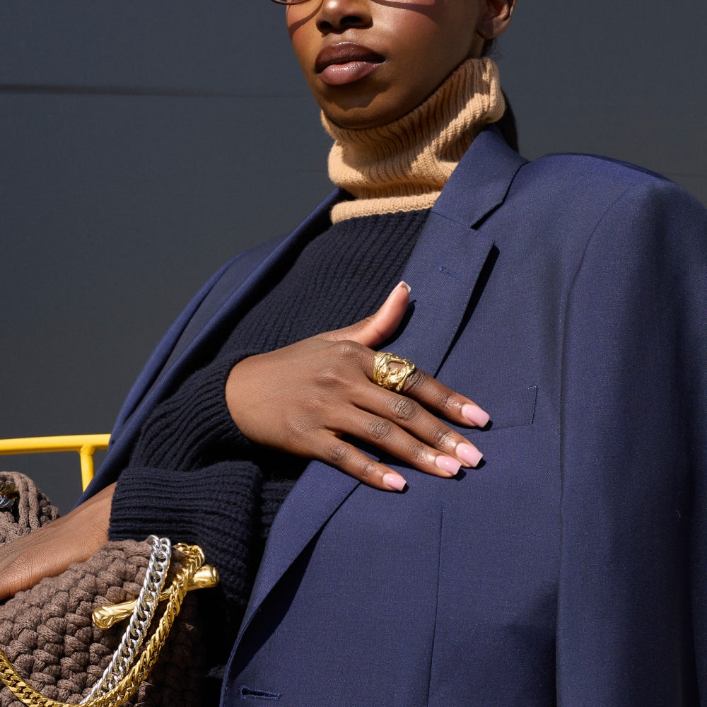 
                  
                    Дамски пуловер в модерния за сезона тъмно син цвят с акцентна бежова яка теадореп
                  
                