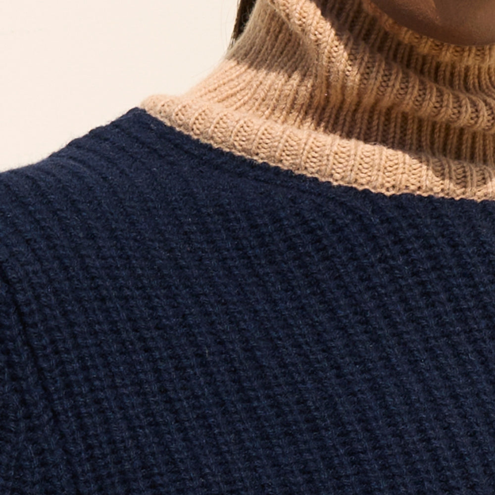 Дамски пуловер в модерния за сезона тъмно син цвят с акцентна бежова яка теадореп
