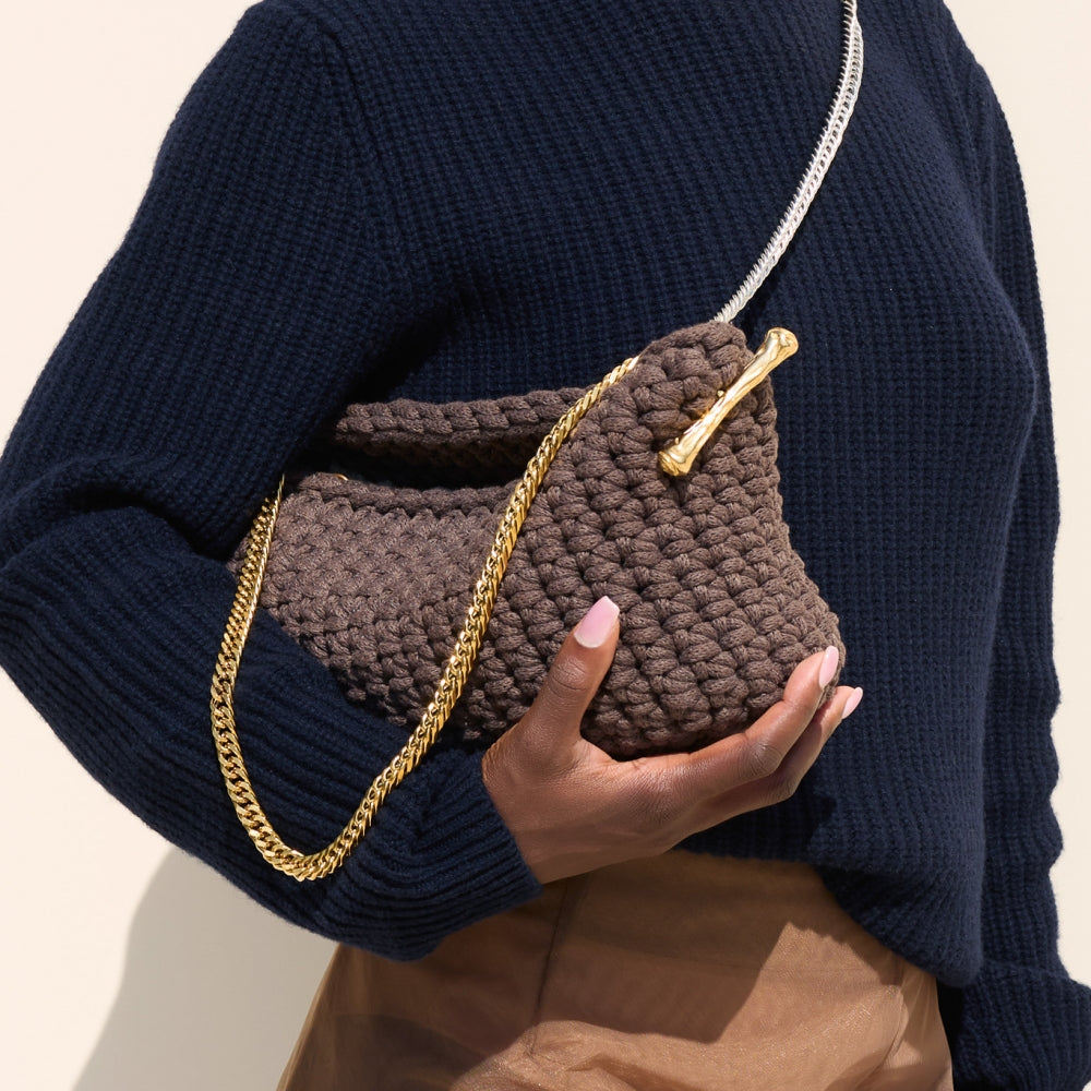 
                  
                    Дамски пуловер в модерния за сезона тъмно син цвят с акцентна бежова яка теадореп
                  
                