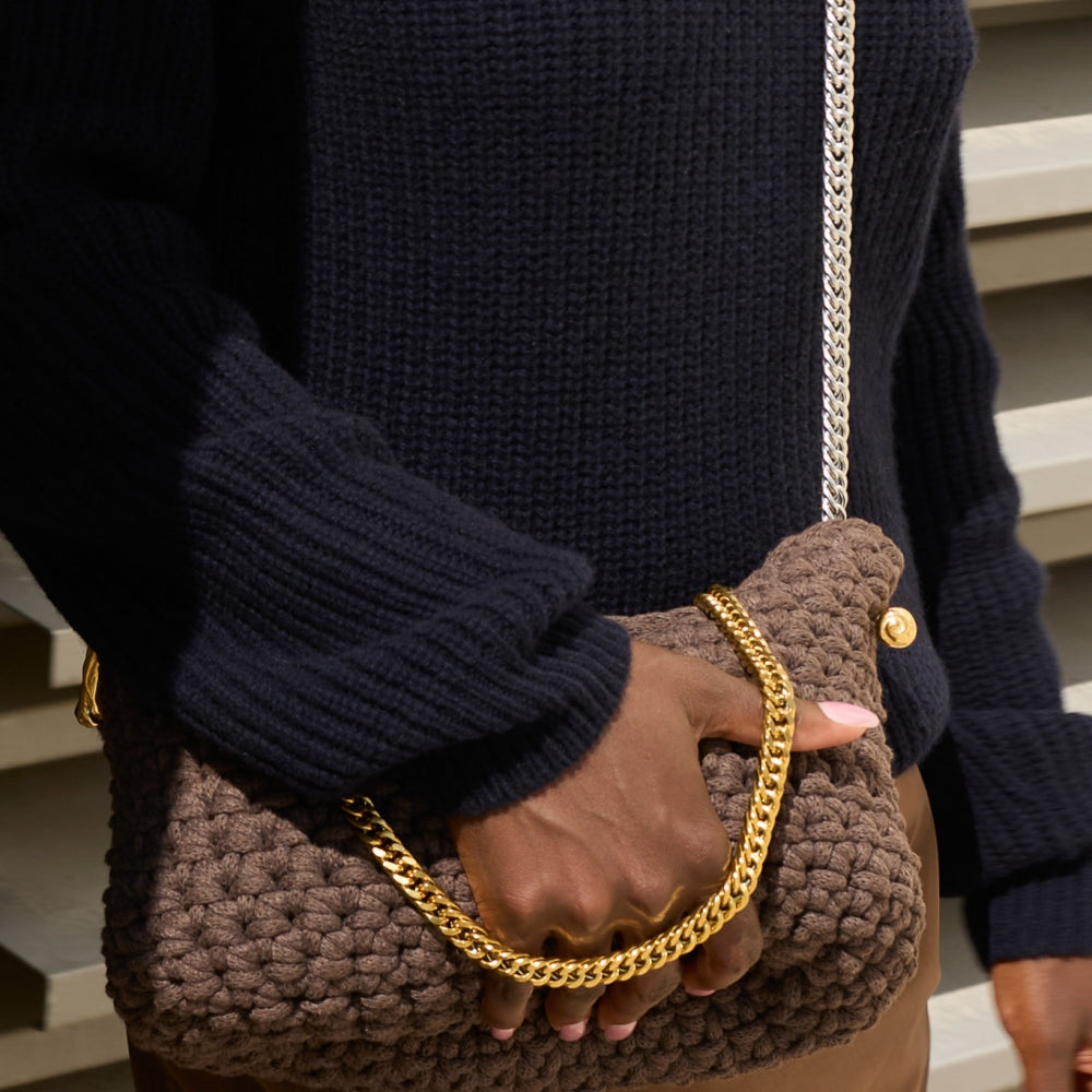 
                  
                    Дамски пуловер в модерния за сезона тъмно син цвят с акцентна бежова яка теадореп
                  
                