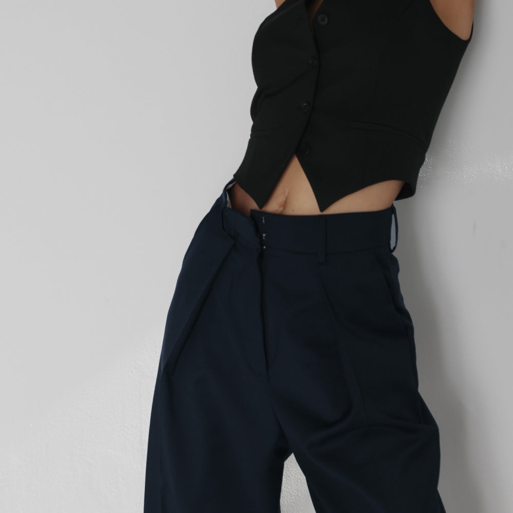 
                  
                    Дамски панталон от тъмно синя вълна на българския моден бранд теадореп
                  
                