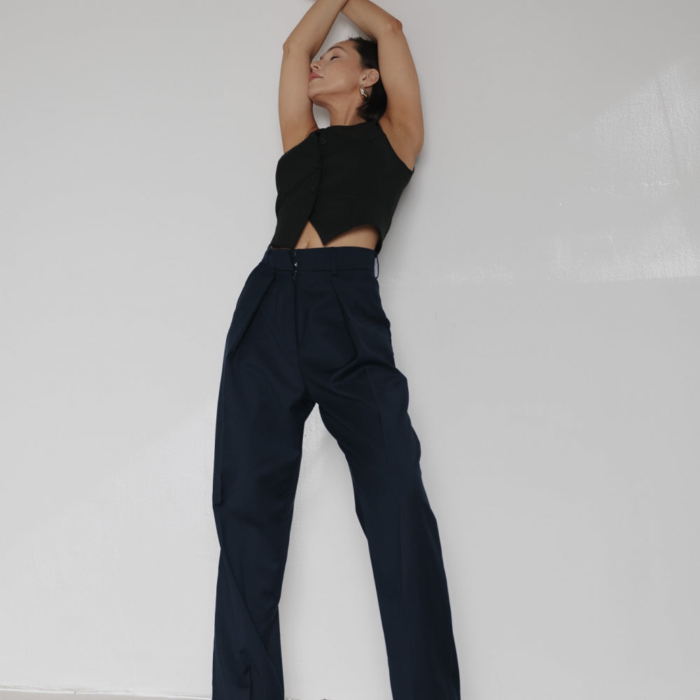 
                  
                    Дамски панталон от тъмно синя вълна на българския моден бранд теадореп
                  
                