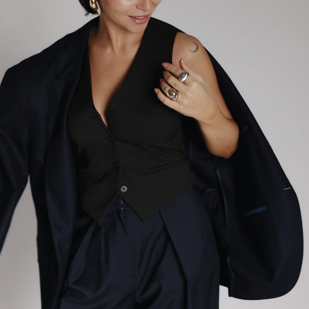 
                  
                    Дамски панталон от тъмно синя вълна на българския моден бранд теадореп
                  
                