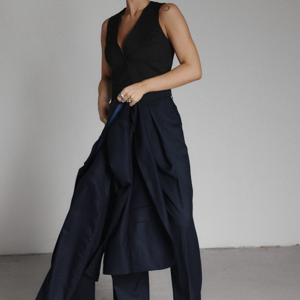 
                  
                    Дамски панталон от тъмно синя вълна на българския моден бранд теадореп
                  
                