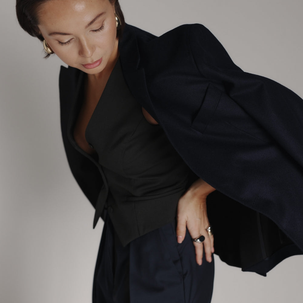 
                  
                    Дамски панталон от тъмно синя вълна на българския моден бранд теадореп
                  
                