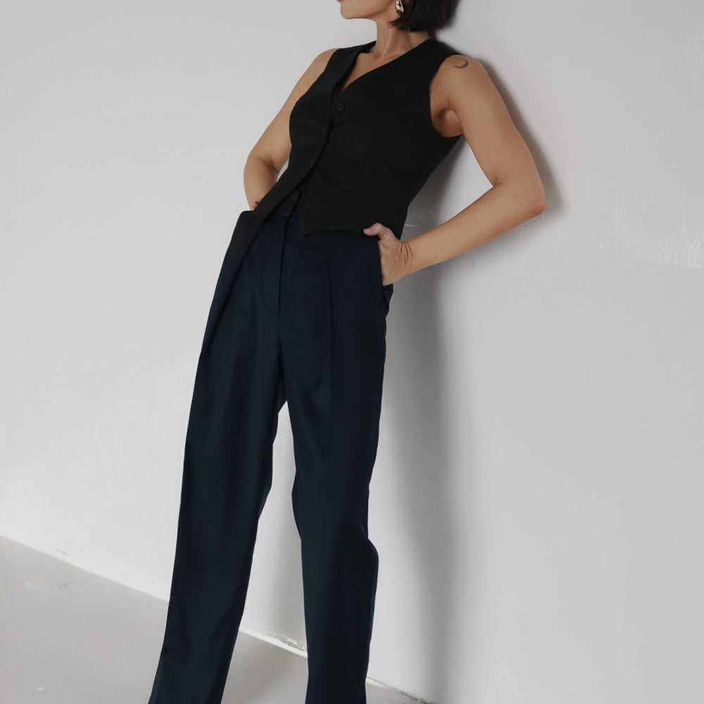 
                  
                    Дамски панталон от тъмно синя вълна на българския моден бранд теадореп
                  
                