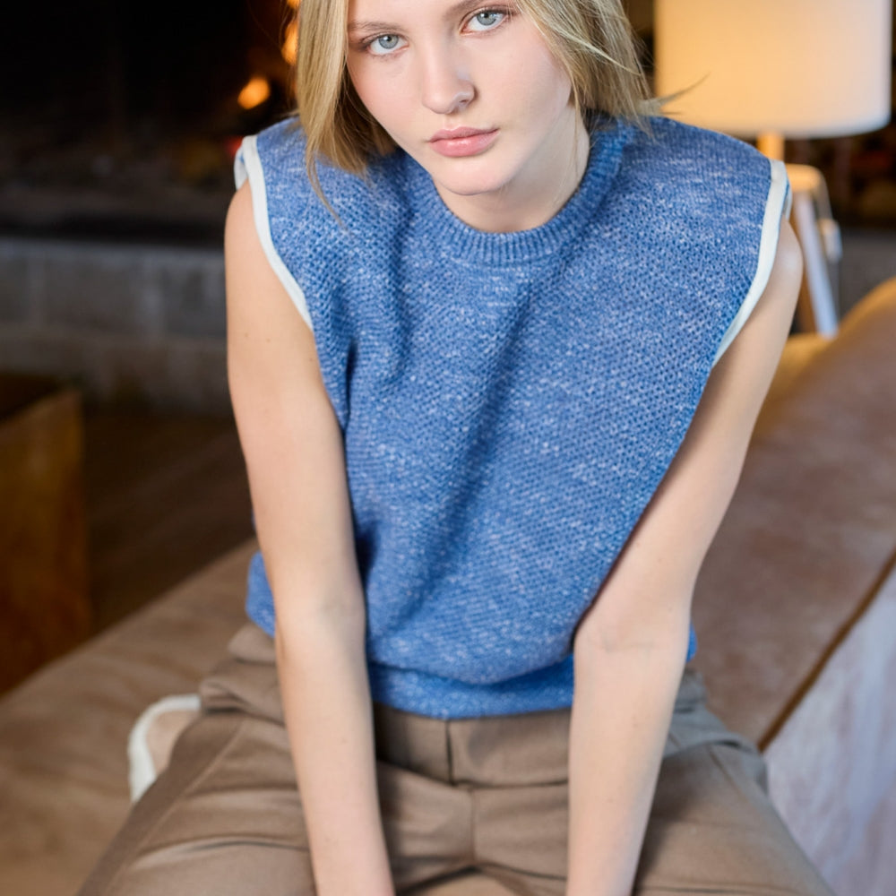 
                  
                    top trend пуловер с високи рамене и без ръкави в синьо от теадореп
                  
                