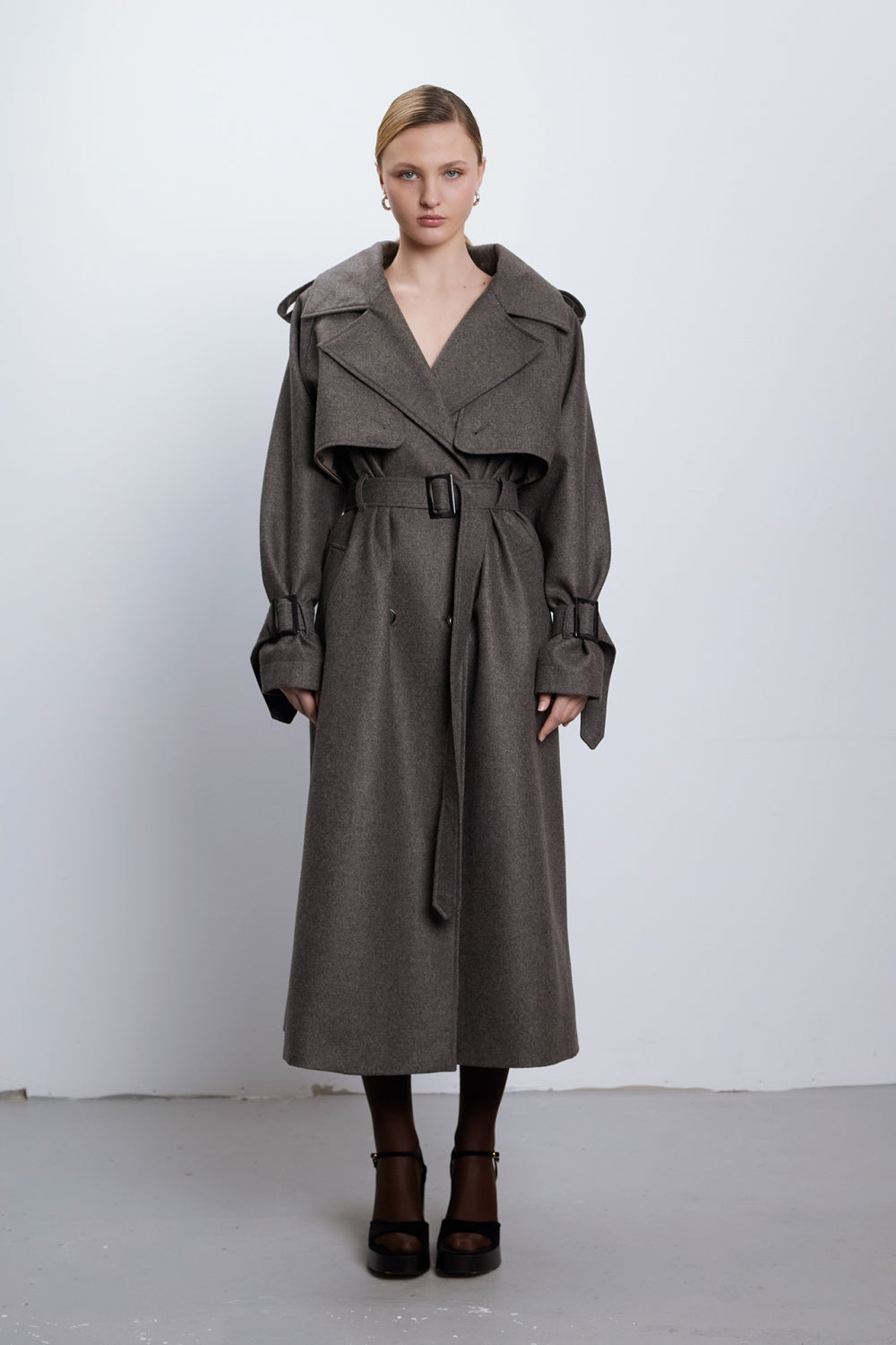 Обемно дамско палто модел тренчкот от кашмир в сиво кафяв цвят на българската модна марка теадореп