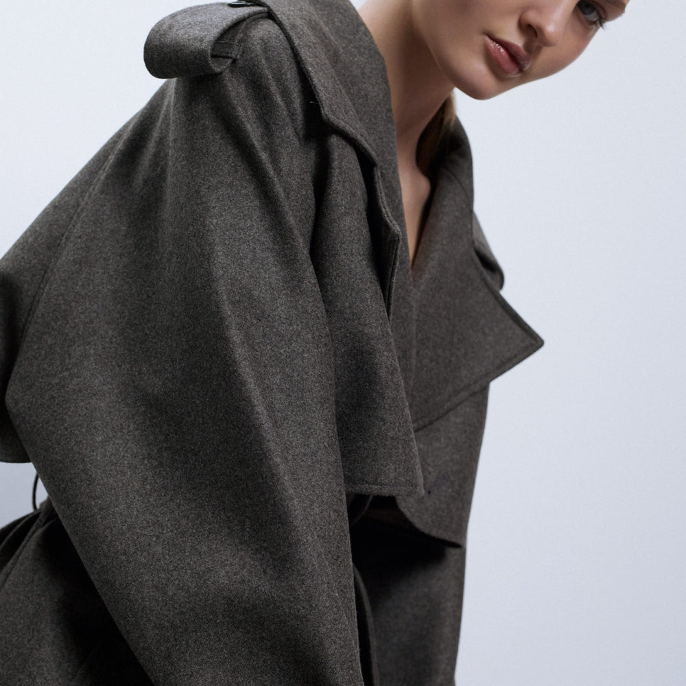 
                  
                    Обемно дамско палто модел тренчкот от кашмир в сиво кафяв цвят на българската модна марка теадореп
                  
                