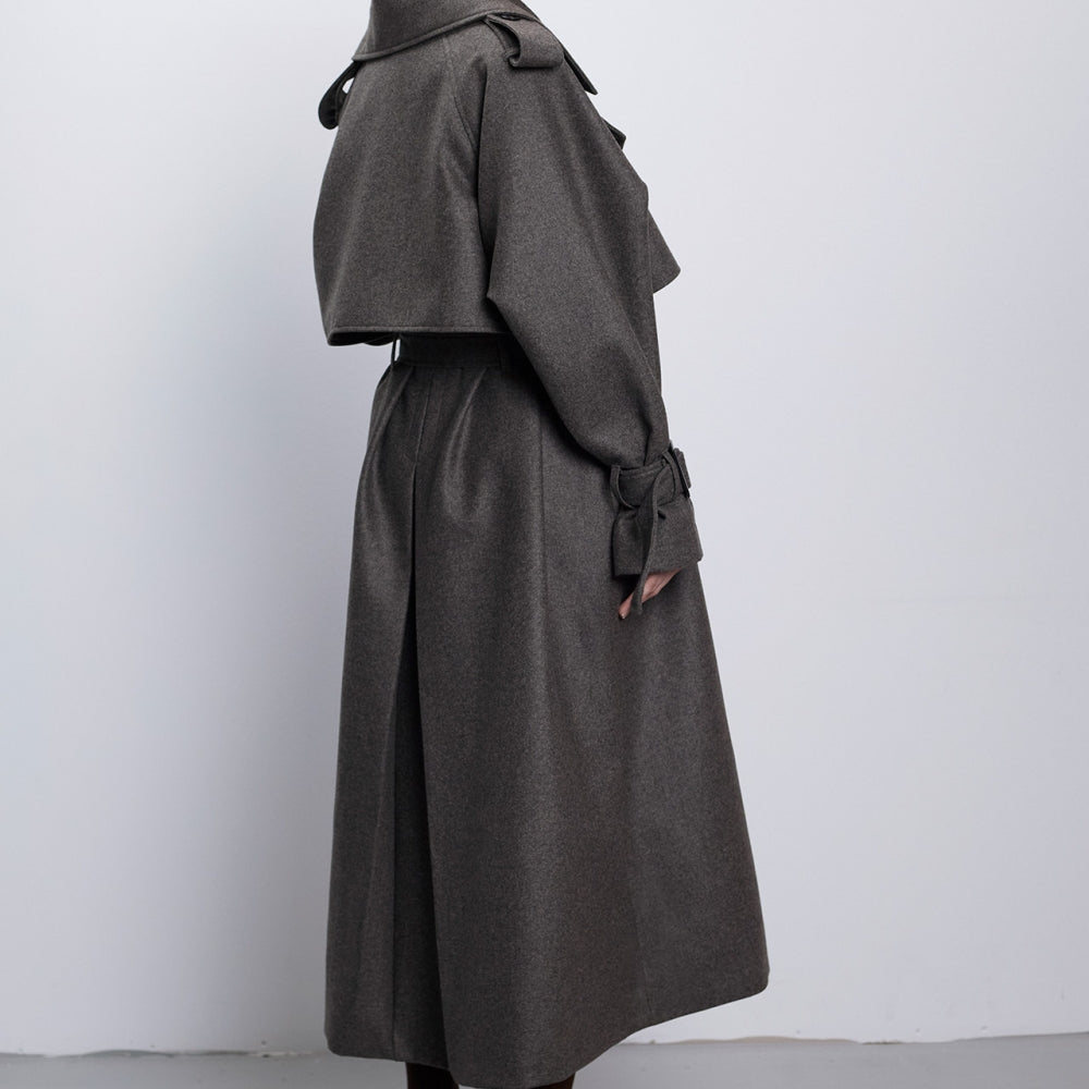 
                  
                    Обемно дамско палто модел тренчкот от кашмир в сиво кафяв цвят на българската модна марка теадореп
                  
                