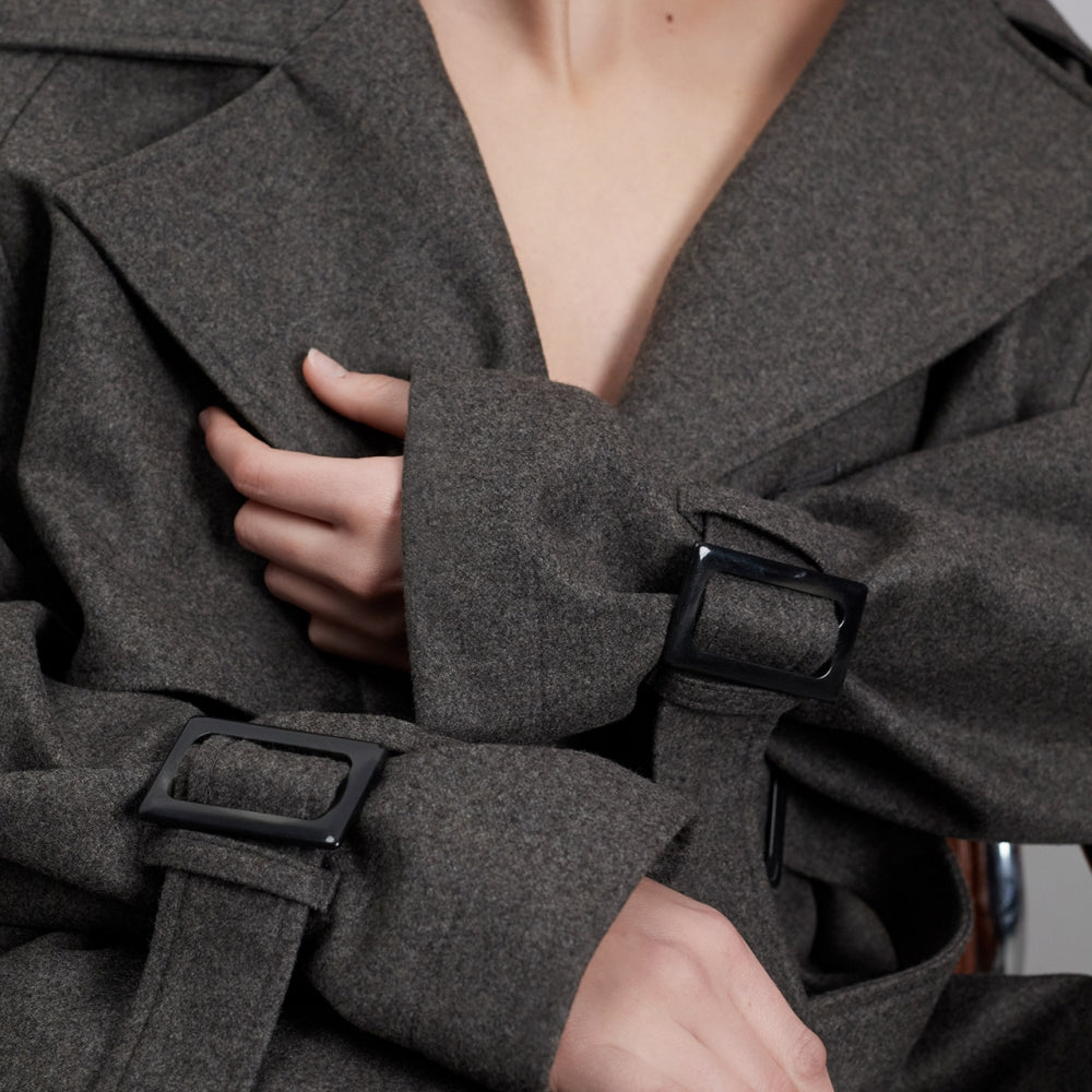 
                  
                    Обемно дамско палто модел тренчкот от кашмир в сиво кафяв цвят на българската модна марка теадореп
                  
                