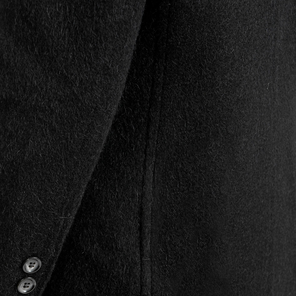 
                  
                    Класическо дамско дълго палто от кашмир в черно на българската модна марка teadore p
                  
                