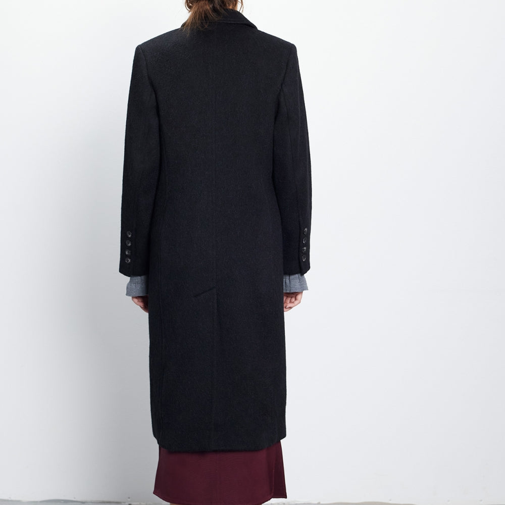 
                  
                    Класическо дамско дълго палто от кашмир в черно на българската модна марка teadore p
                  
                